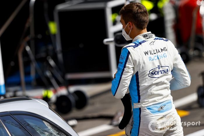 George Russell, Williams Racing, regresa a los boxes en el coche médico después de su accidente