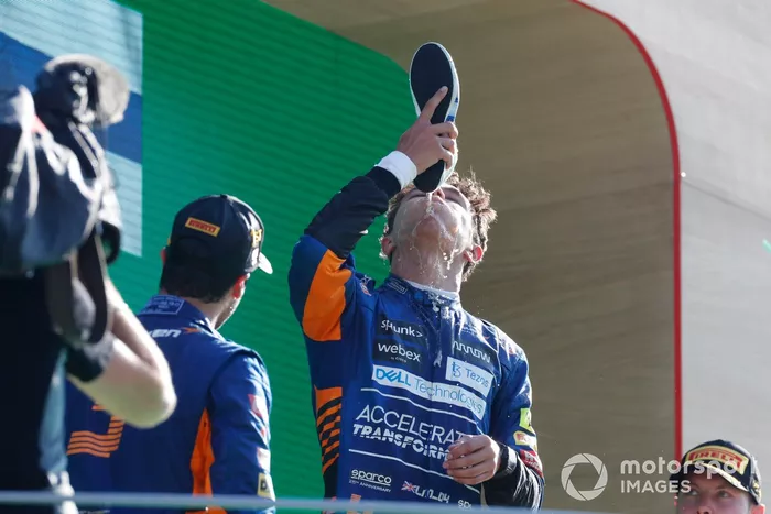 Podio: segundo lugar Lando Norris, McLaren bebe del zapato de Daniel Ricciardo