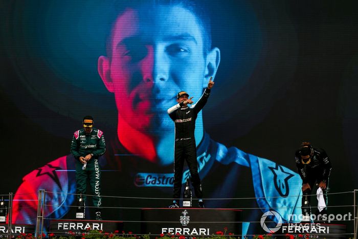 Podio: segundo lugar Sebastian Vettel, Aston Martin, ganador Esteban Ocon, Alpine F1, tercer lugar Lewis Hamilton, Mercedes