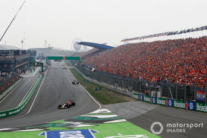 Max Verstappen, Red Bull Racing RB18, Charles Leclerc, Ferrari F1-75