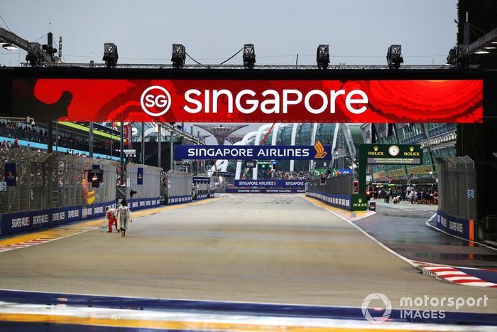 Los comisarios retiran agua del circuito