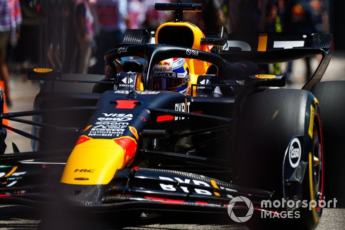 Max Verstappen, Red Bull Racing RB20, en boxes