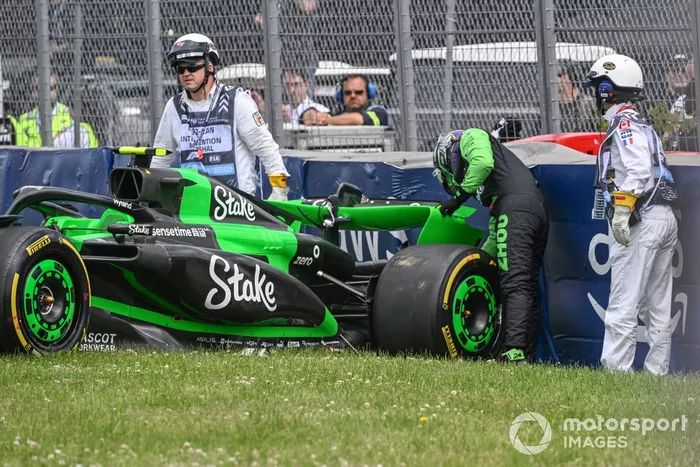 Los comisarios retiran el coche de Zhou Guanyu, Stake F1 Team Kick Sauber C44, tras chocar durante los entrenamientos libres.