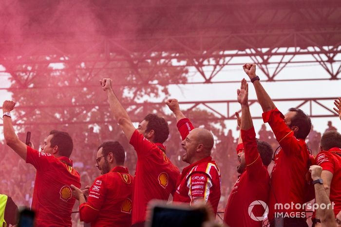 El equipo Ferrari celebra la ceremonia del podio