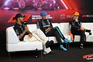 George Russell, Mercedes-AMG F1 Team, 1ª posición, Lewis Hamilton, Mercedes-AMG F1 Team, 2ª posición, Oscar Piastri, McLaren F1 Team, 3ª posición, en la rueda de prensa posterior a la carrera.