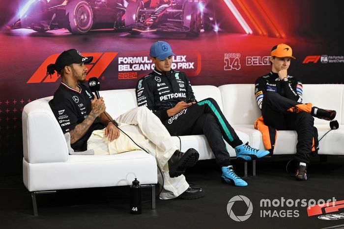 George Russell, Mercedes-AMG F1 Team, 1ª posición, Lewis Hamilton, Mercedes-AMG F1 Team, 2ª posición, Oscar Piastri, McLaren F1 Team, 3ª posición, en la rueda de prensa posterior a la carrera.