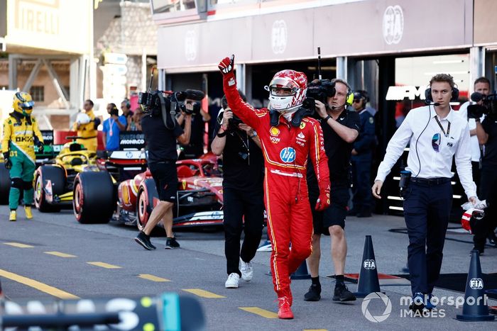 El polaco Charles Leclerc, de la Scuderia Ferrari, celebra su llegada al Parc Ferme