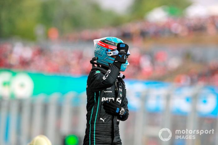 George Russell, de Mercedes-AMG, celebra tras conseguir la pole position