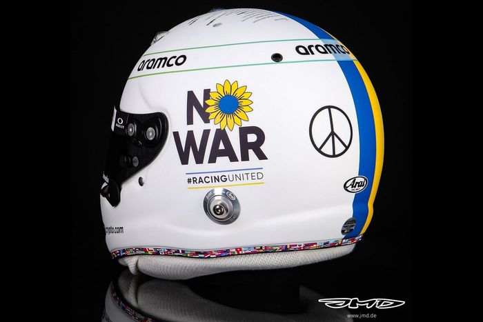 El casco de Sebastian Vettel, Aston Martin, contra la guerra y en apoyo a Ucrania