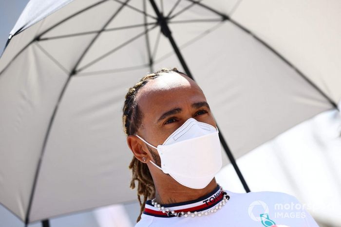Lewis Hamilton, Mercedes-AMG, habla con la prensa