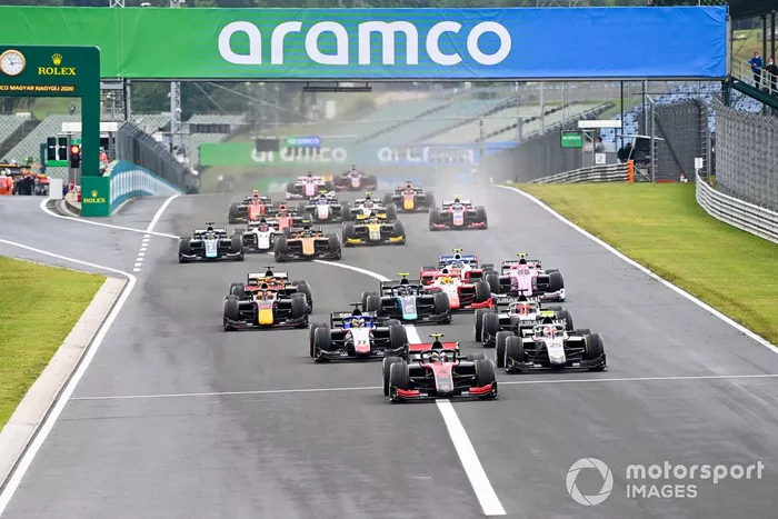 Callum Ilott, UNI-Virtuosi por delante de Luca Ghiotto, Hitech Grand Prix y Louis Deletraz, Charouz Racing System al inicio de la carrera