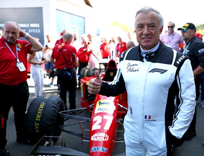 Jean Alesi se prépare à conduire la Ferrari