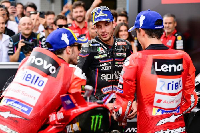 Francesco Bagnaia, Ducati Team, Marco Bezzecchi, Aprilia Racing
