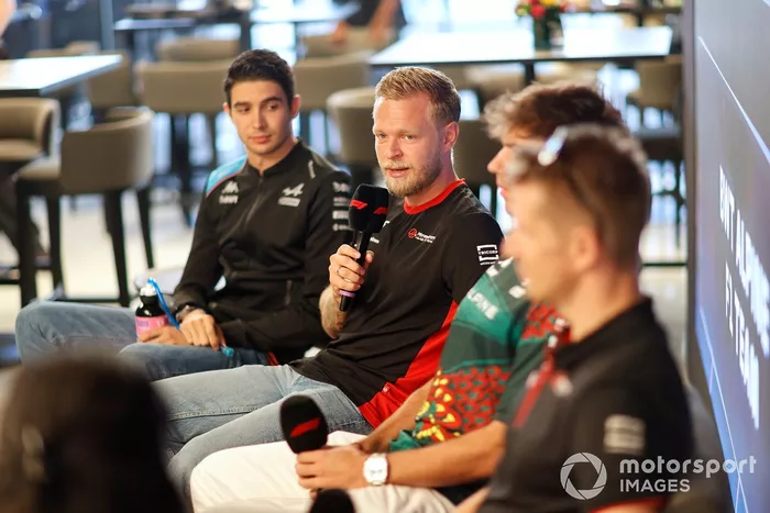Esteban Ocon, Alpine F1 Team, con Kevin Magnussen, Haas F1 Team, Pierre Gasly, Alpine F1 Team, Nico Hulkenberg, Haas F1 Team