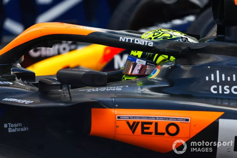 Lando Norris, McLaren MCL38, 1ère position, gare sa voiture au Parc Ferme