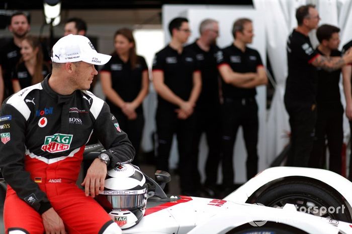 Andre Lotterer, Porsche, Porsche 99x Electric posa para una foto con el equipo