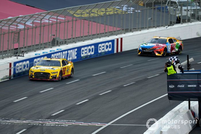 Joey Logano, Equipo Penske, Ford Mustang Shell Pennzoil se acerca a la meta