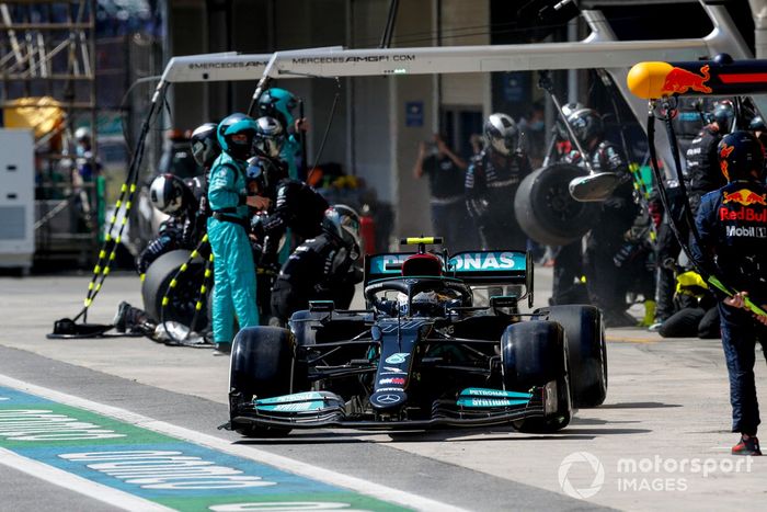 Valtteri Bottas, Mercedes W12, sale de su box tras una parada