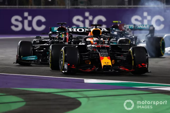 Max Verstappen, Red Bull Racing RB16B, Lewis Hamilton, Mercedes W12, en la reanudación