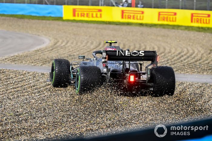 Valtteri Bottas, Mercedes F1 W11 se va a la grava