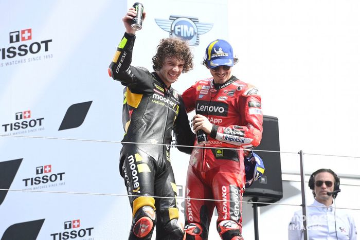 Podio: ganador Francesco Bagnaia, Ducati Team, tercer lugar Marco Bezzecchi, VR46 Racing Team