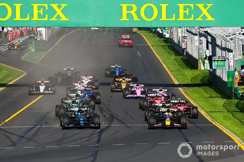Max Verstappen, Red Bull Racing RB19, George Russell, Mercedes F1 W14, Lewis Hamilton, Mercedes F1 W14, Fernando Alonso, Aston Martin AMR23, Carlos Sainz, Ferrari SF-23, Charles Leclerc, Ferrari SF-23, the rest of the field at the start