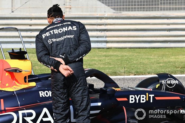 Lewis Hamilton, Mercedes-AMG, Red Bull Racing RB19 Lewis Hamilton, Mercedes-AMG, inspecciona el Red Bull Racing RB19