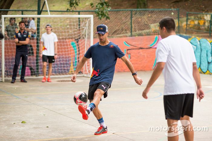 Max Verstappen y Daniel Ricciardo, Red Bull Racing juegan Futsal en Brasil