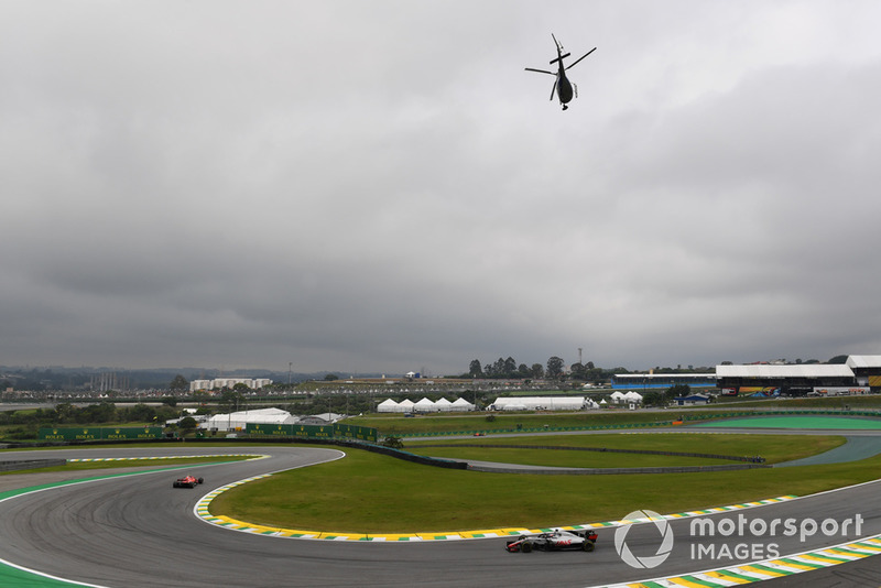 Romain Grosjean, Haas F1 Team VF-18 y un helicóptero
