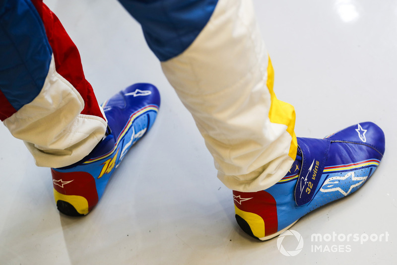 Gli scarponcini in edizione speciale di Fernando Alonso's, McLaren, per la sua ultima gara
