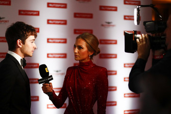 Charles Leclerc viene intervistato sul tappeto rosso