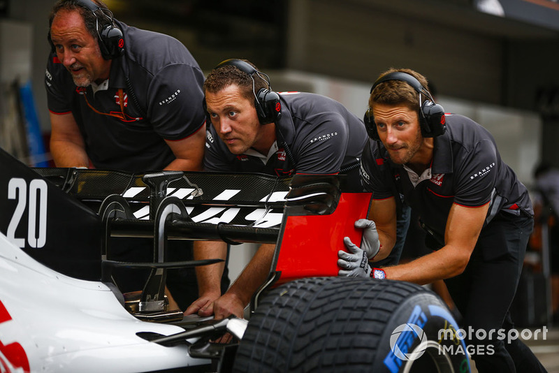 Romain Grosjean, Haas F1 Team VF-18, participe aux entraînements d'arrêt au stand