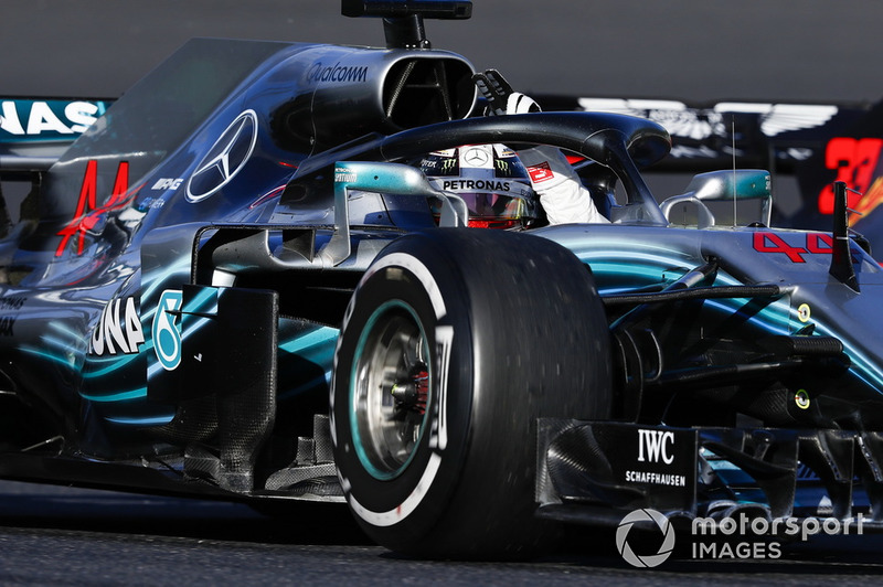 Lewis Hamilton, Mercedes AMG F1 W09, saluta i tifosi