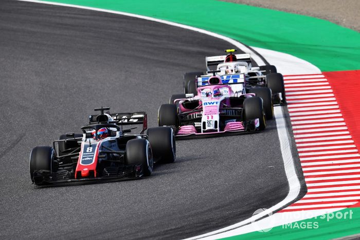 Romain Grosjean, Haas F1 Team VF-18, Sergio Perez, Racing Point Force India VJM11 y Charles Leclerc, Sauber C37 battle