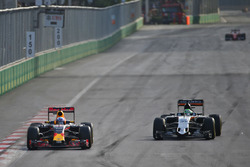 Daniel Ricciardo, Red Bull Racing RB12, und Nico Hülkenberg, Sahara Force India F1 VJM09, im Positio
