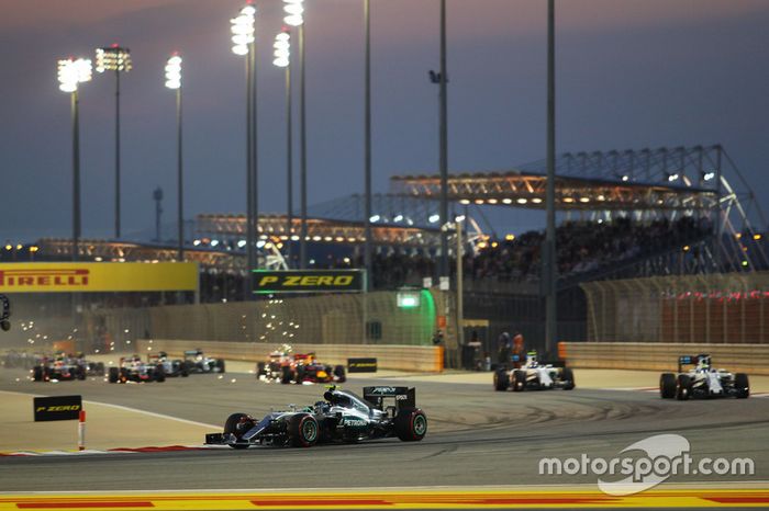 Rosberg al frente del pelotón en la salida del GP de Baréin