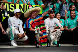 Race winner Lewis Hamilton, Mercedes AMG F1 and team mate Nico Rosberg, Mercedes AMG F1 celebrate with the team