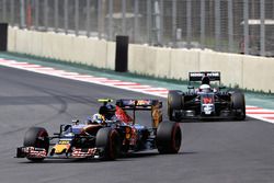 Carlos Sainz Jr., Scuderia Toro Rosso STR11, Fernando Alonso, McLaren MP4-31
