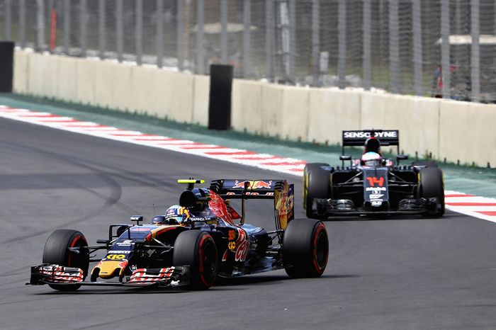 Carlos Sainz, Scuderia Toro Rosso STR11, Fernando Alonso, McLaren MP4-31