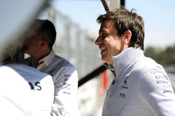 Toto Wolff, Mercedes AMG F1 accionista y Director Ejecutivo en el pórtico del pit