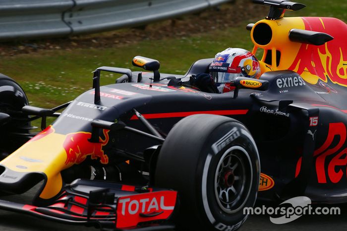 Pierre Gasly probando el Red Bull Racing RB12 