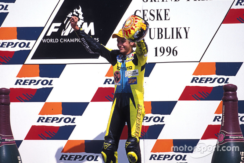 Valentino Rossi viert zijn zege op het podium