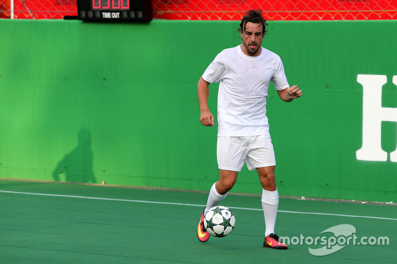 Fernando Alonso, McLaren Honda beim Charity-Fussballspiel