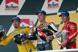 Podio: il vincitore della gara Valentino Rossi, Repsol Honda Team, il secondo classificato Max Biaggi, Pramac Pons, il terzo classificato Troy Bayliss, Ducati Team