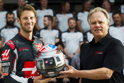 Romain Grosjean, Haas F1 Team, übergibt Gene Haas, Haas F1, Teambesitzer, seinen Helm zum 100. Grand