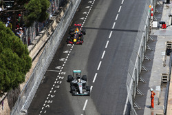 Lewis Hamilton, Mercedes AMG F1 W07 Hybrid voor Daniel Ricciardo, Red Bull Racing RB12