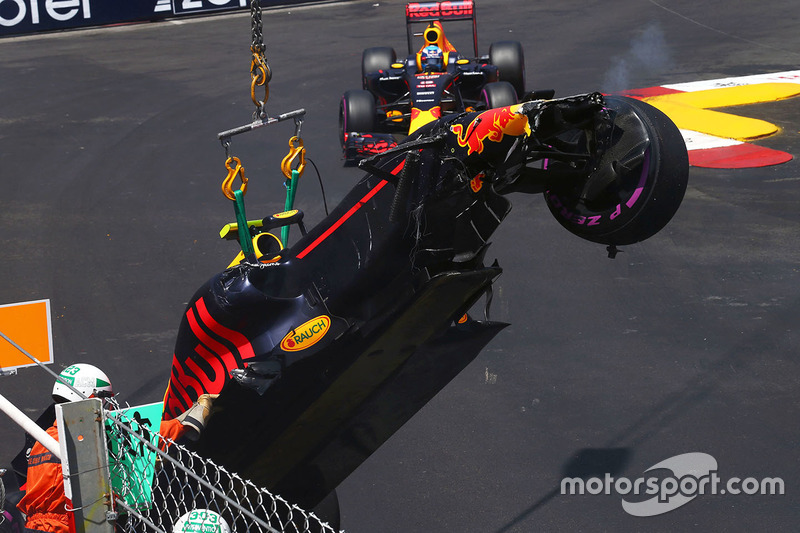 Daniel Ricciardo, Red Bull Racing RB12 passeeert de RB12 van Max Verstapen na de crash