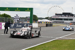 Zielflagge für #2 Porsche Team Porsche 919 Hybrid: Romain Dumas, Neel Jani, Marc Lieb