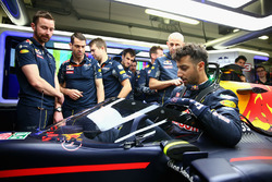 Daniel Ricciardo, Red Bull Racing RB12 climbs the aeroscreen