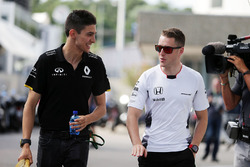 Тест пілоти Renault Sport F1 Team Естебан Окон і McLaren Стоффель Вандорн